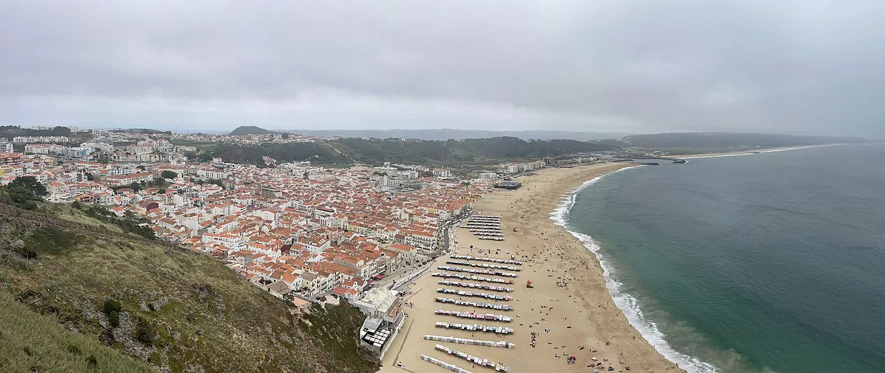 The town and beach of Nazaré seen from the Sítio viewpoint.
