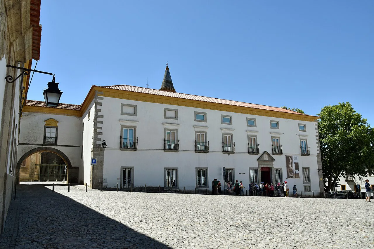 The main front of the Évora Museum.