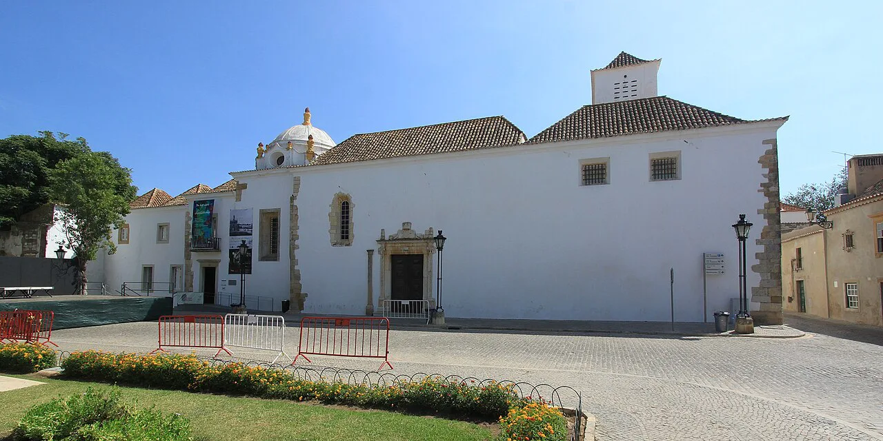The whitewashed Convento de Nossa Senhora da Assunção, which houses Faro's Municipal Museum.