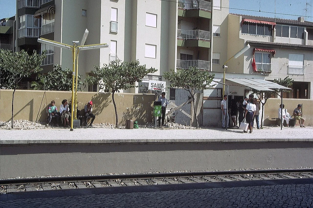 The platform at Parede station on the Cascais line.