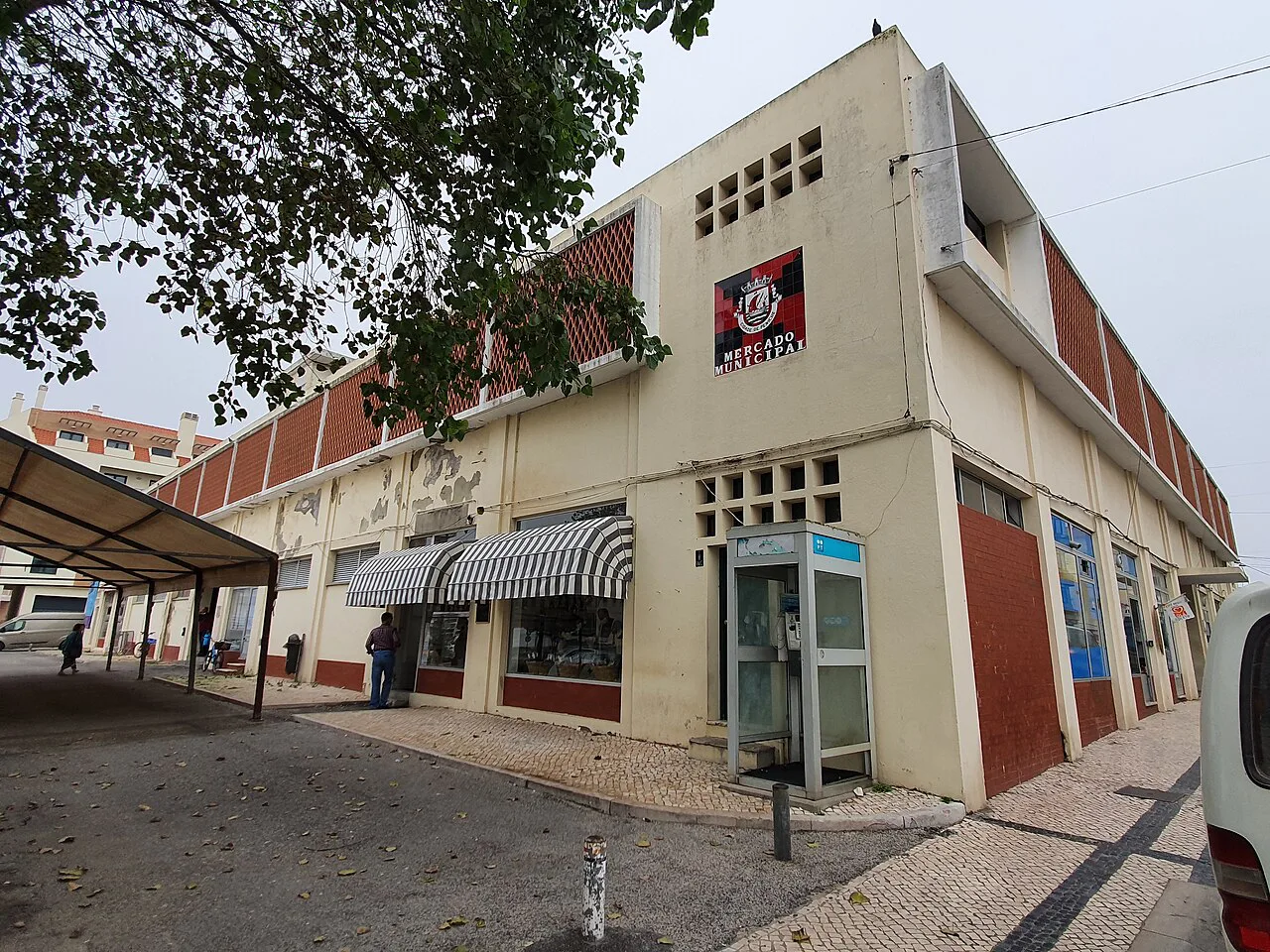 The exterior of the Mercado Municipal de Peniche.