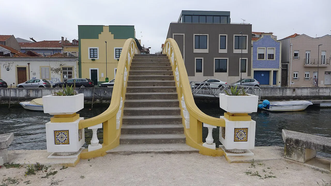 The steps of the Ponte de Carcavelos footbridge in Aveiro.