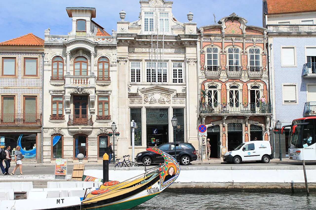 A moliceiro boat on a canal lined with ornate buildings in Aveiro.