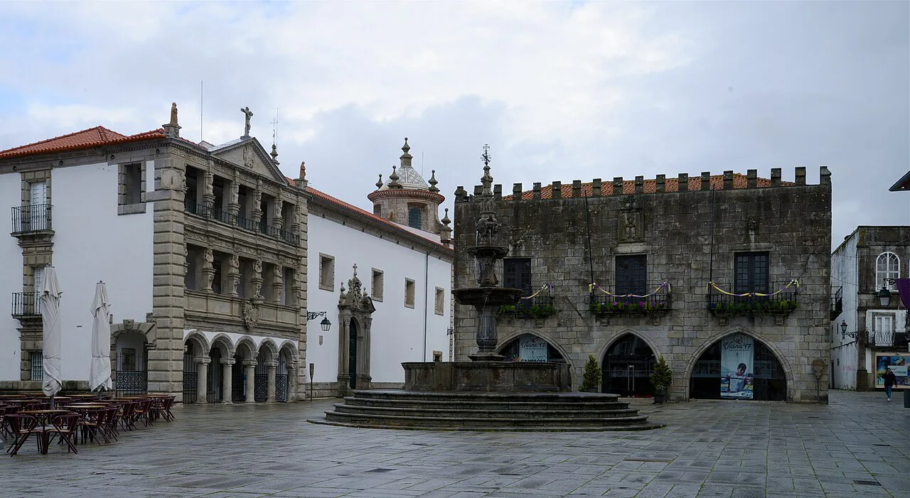 Praça da Rainha in Viana do Castelo, with its fountain and the old town hall.