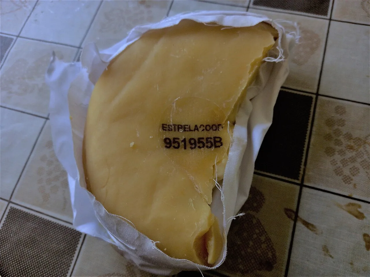A Queijo Serra da Estrela DOP showing its numbered casein mark on the rind.