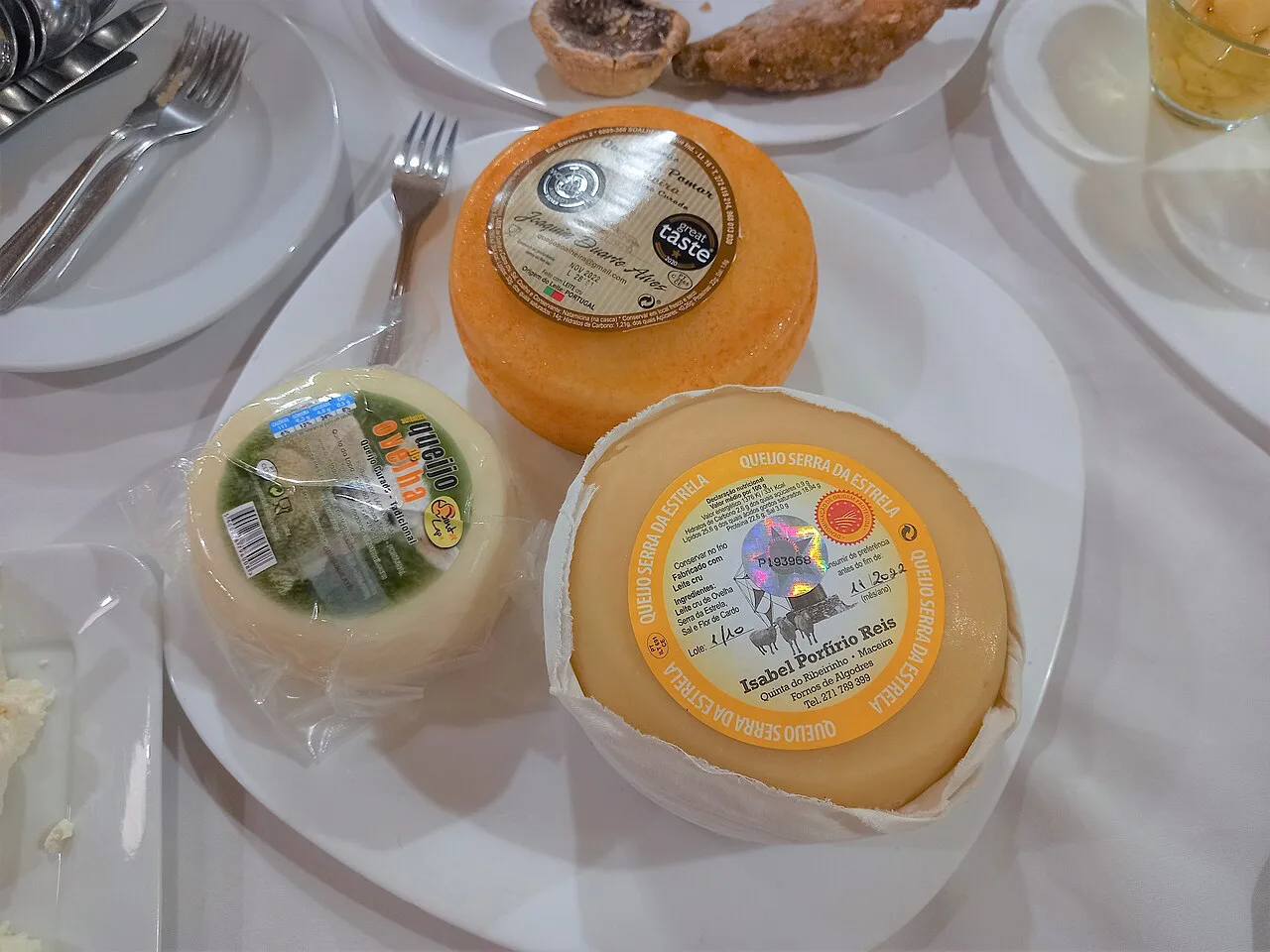 A table of Portuguese cheeses, including Queijo Serra da Estrela DOP.