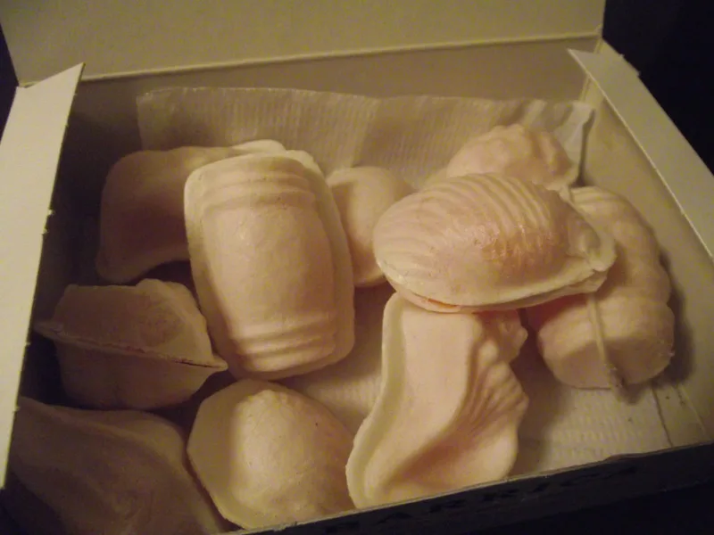 Shell-shaped ovos moles sweets in a box.
