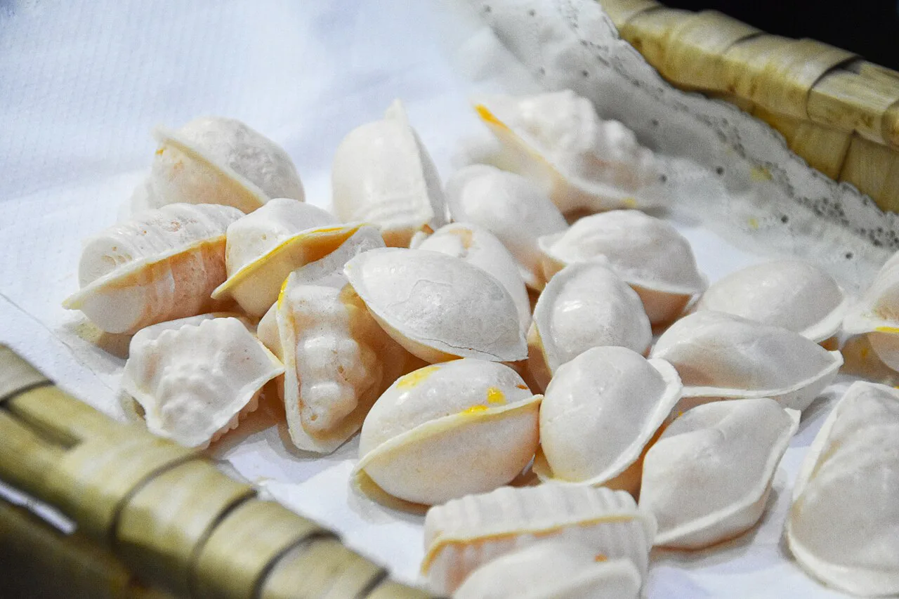 Shell-shaped ovos moles laid out at a workshop.