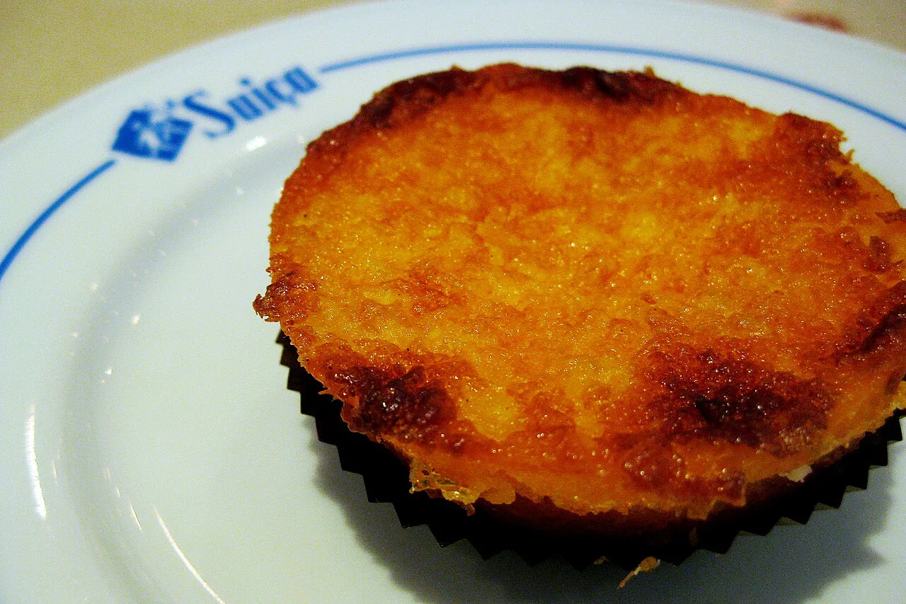 A pastry served on a plate at Pastelaria Suíça.