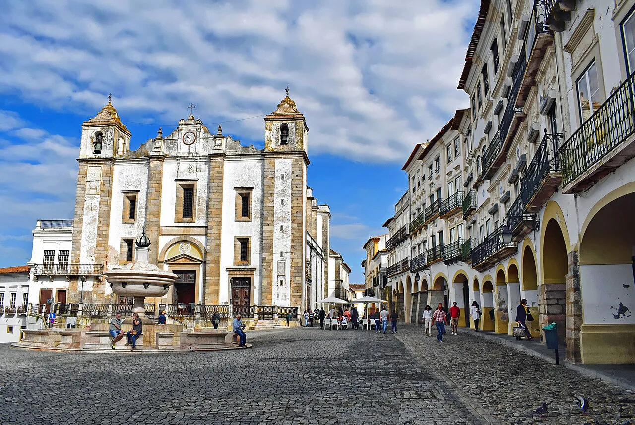 Praça do Giraldo in Évora, with its fountain and the Igreja de Santo Antão.