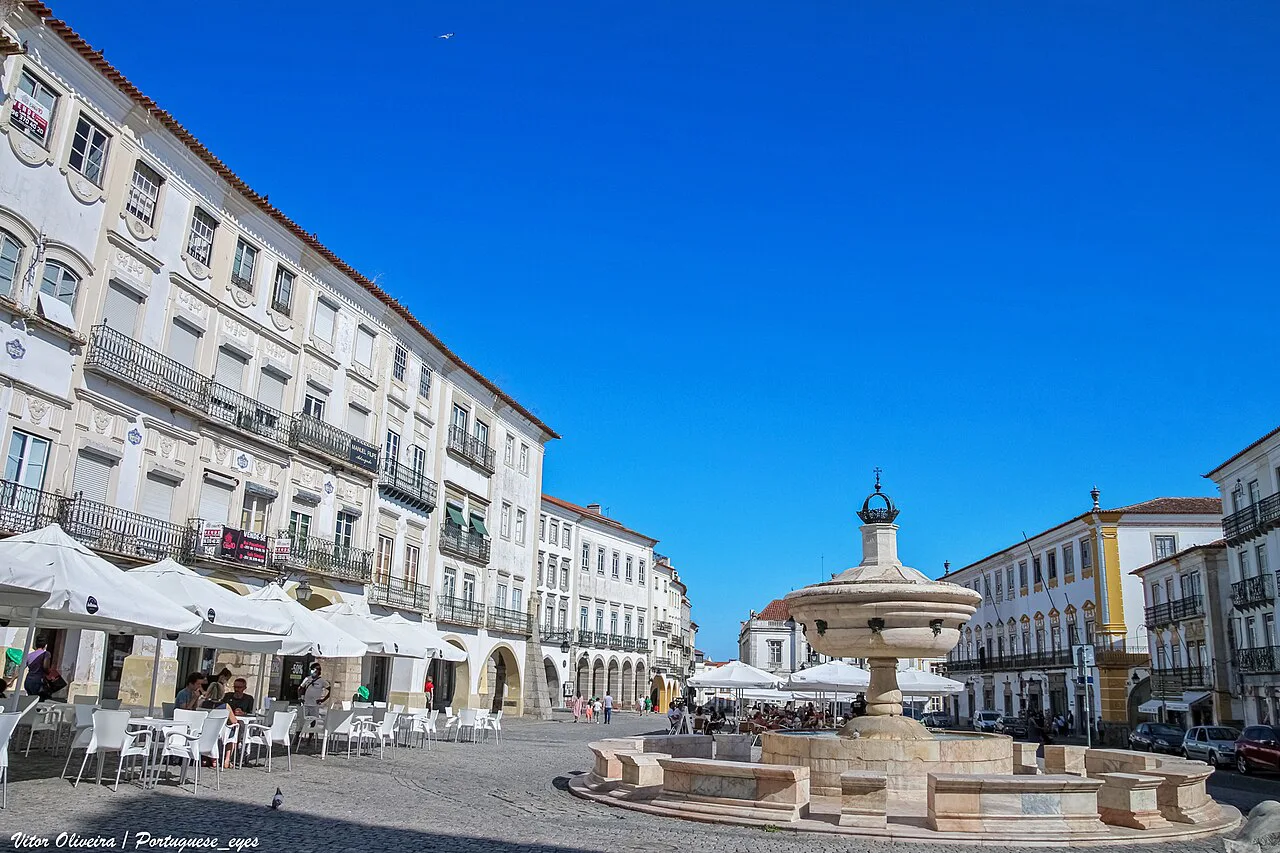 The fountain and café terraces on Praça do Giraldo in Évora.