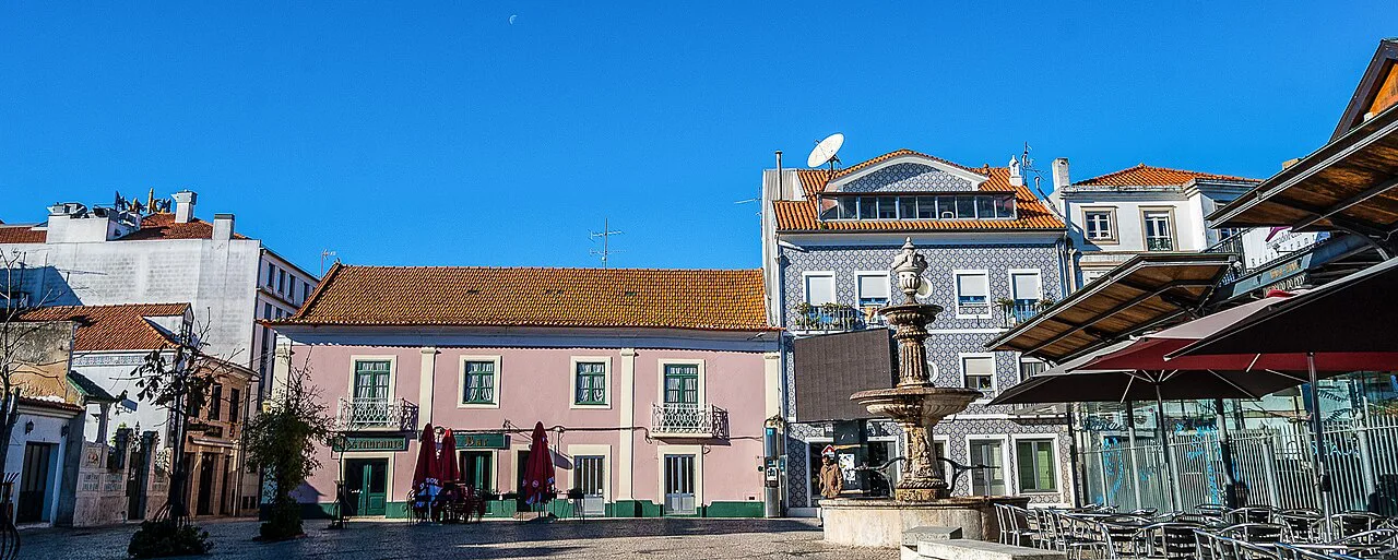 The square and fountain at Praça do Peixe in Aveiro.