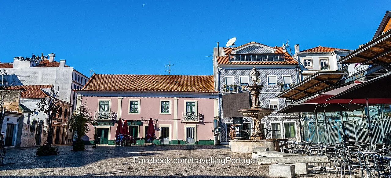 Buildings and café terraces around Praça do Peixe in Aveiro.