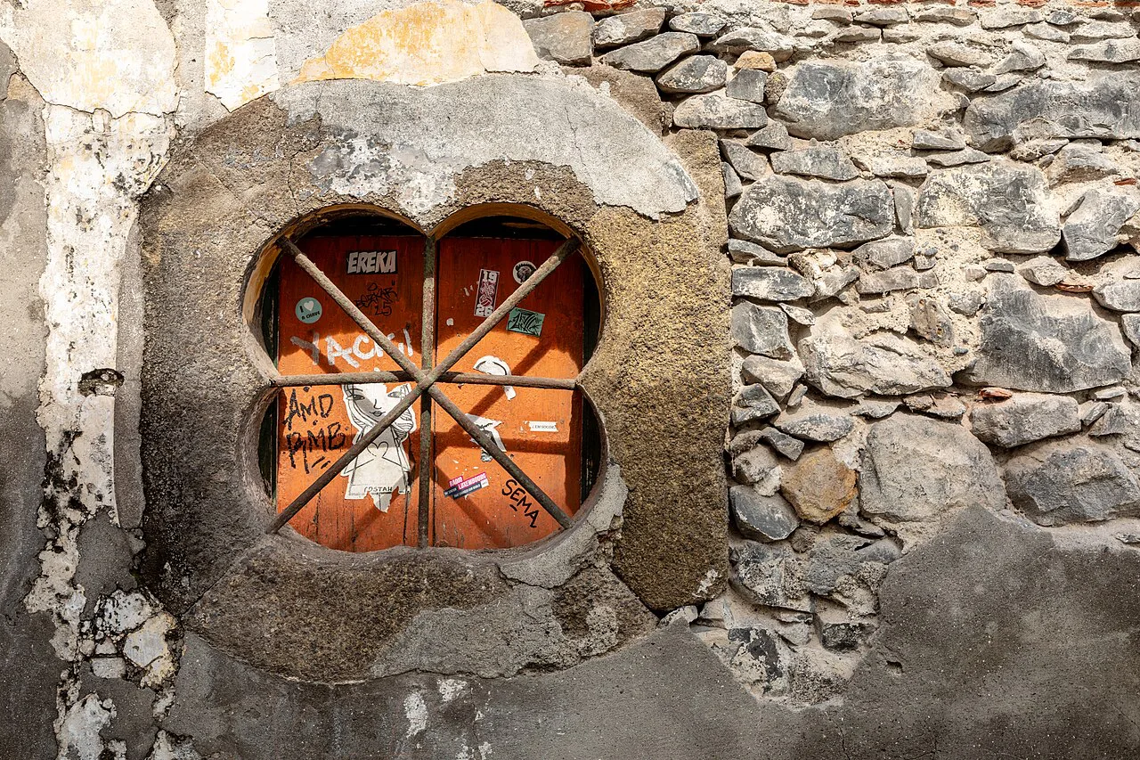 A painted window on a building on Rua de Santa Maria in Funchal.