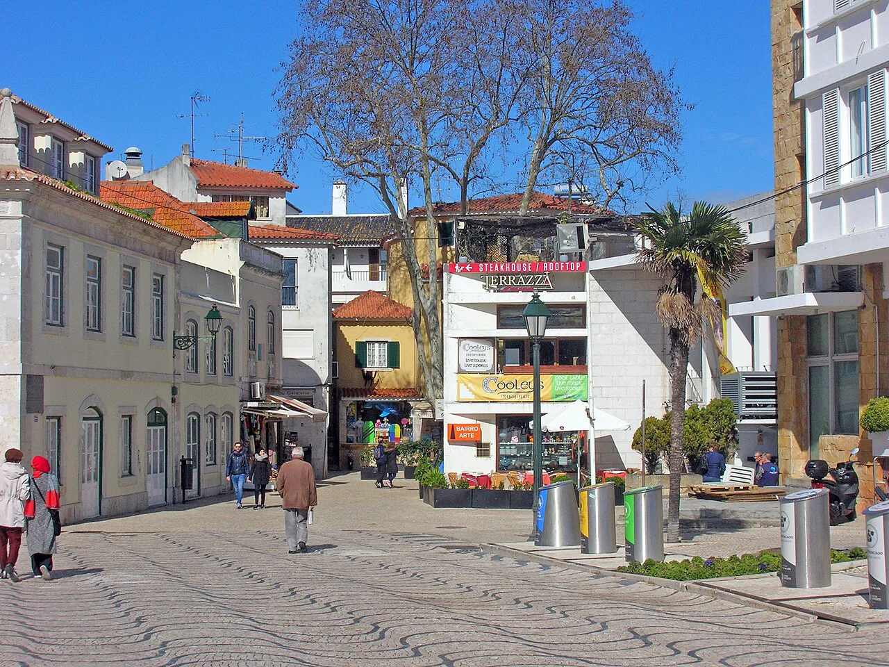The eastern side of Praça 5 de Outubro in central Cascais.