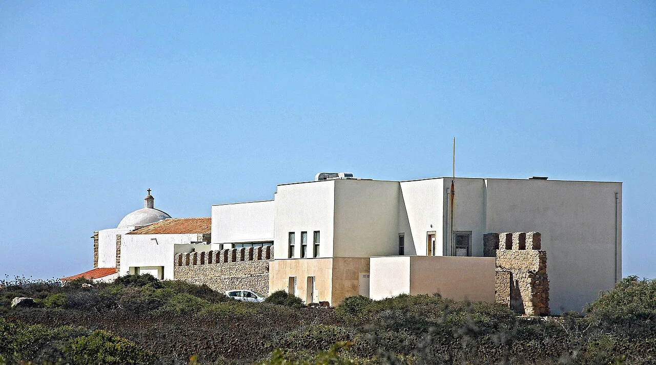 White buildings inside the Fortaleza de Sagres.