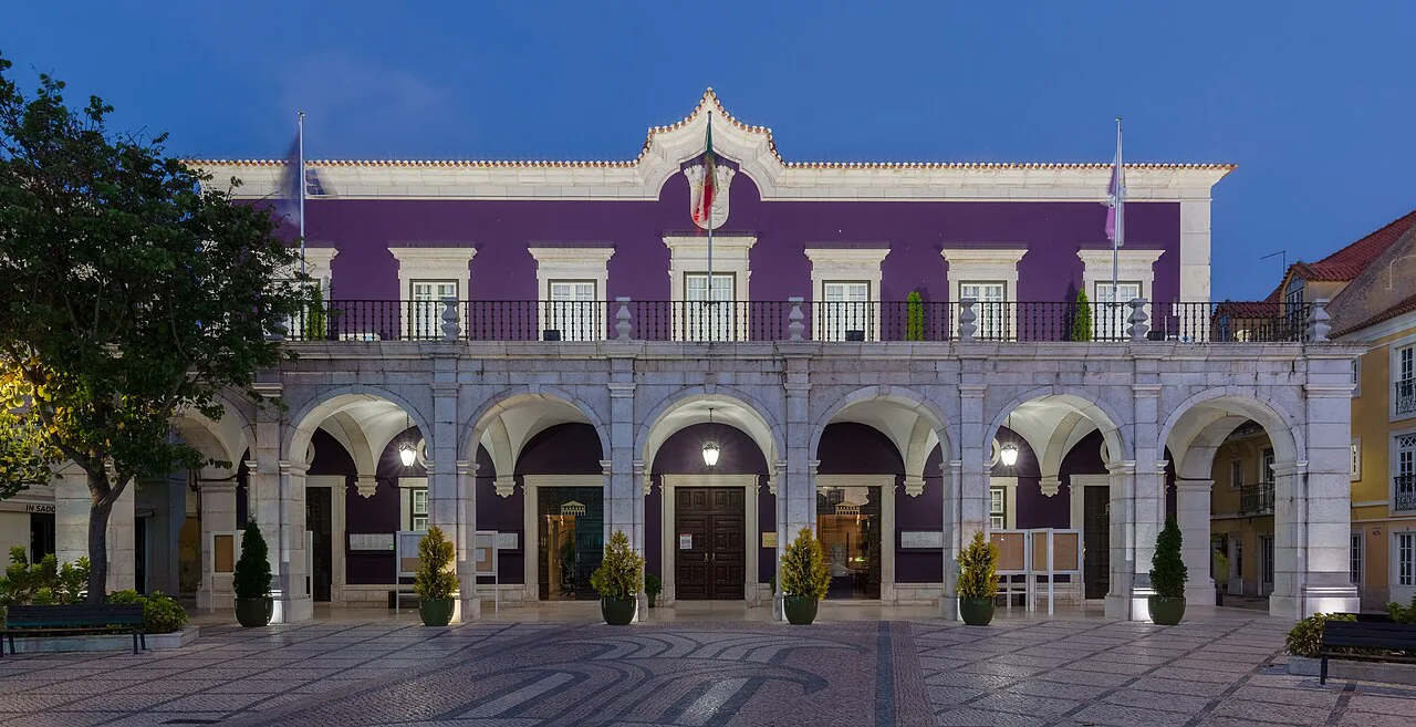 The arcaded front of Setúbal City Hall at dusk.