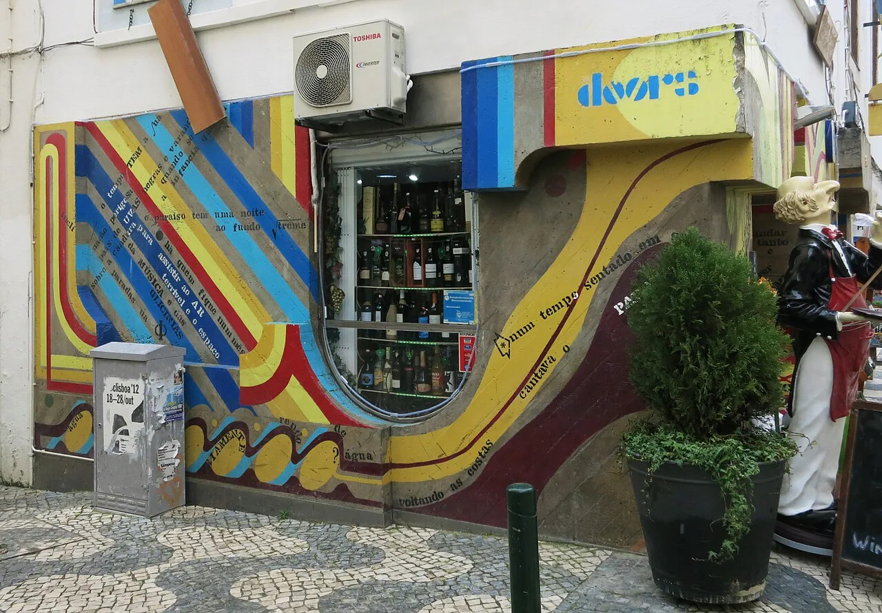 A mural by Sá Nogueira on the front of the Valentim de Carvalho shop in Cascais.