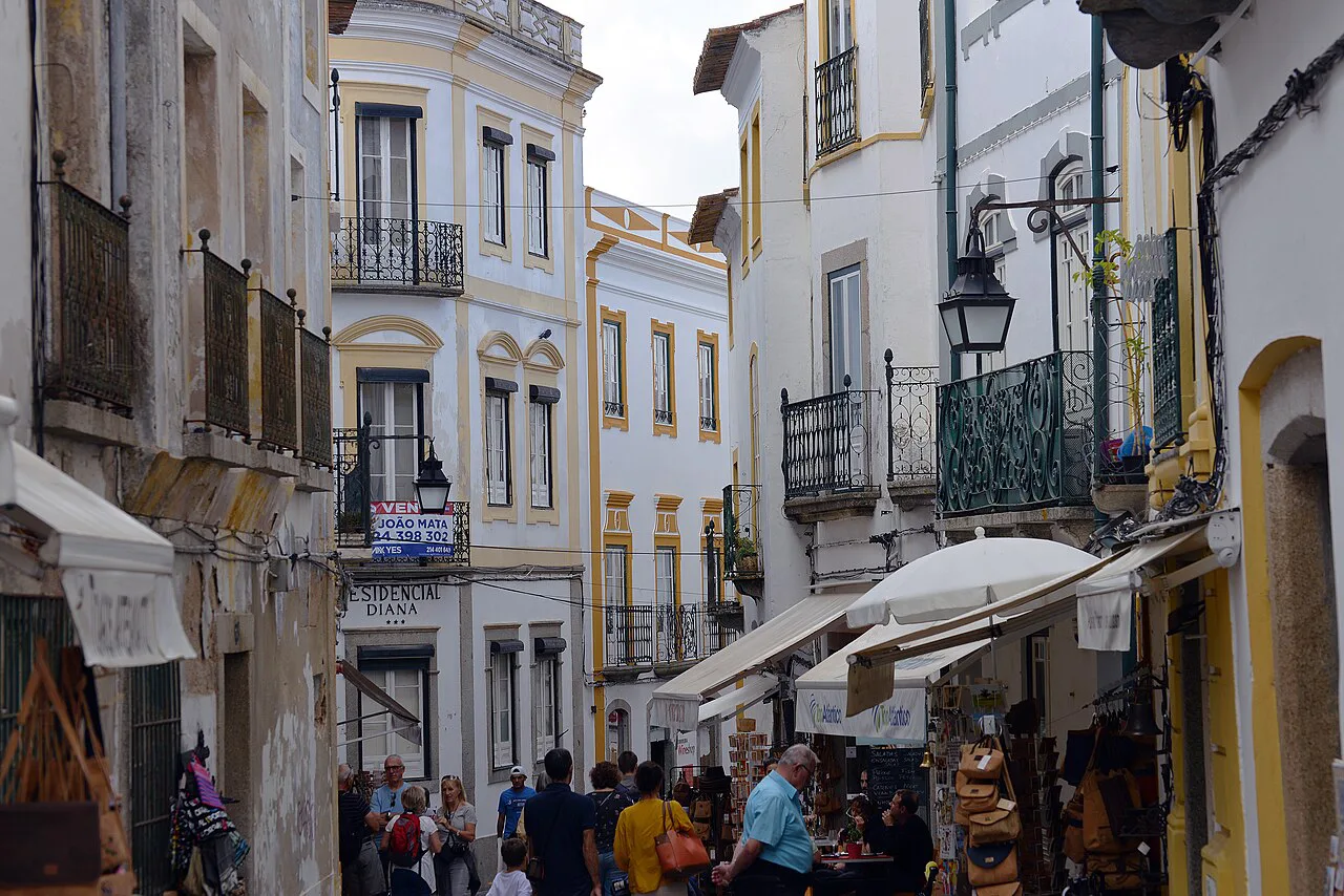 A narrow shopping street in the centre of Évora.