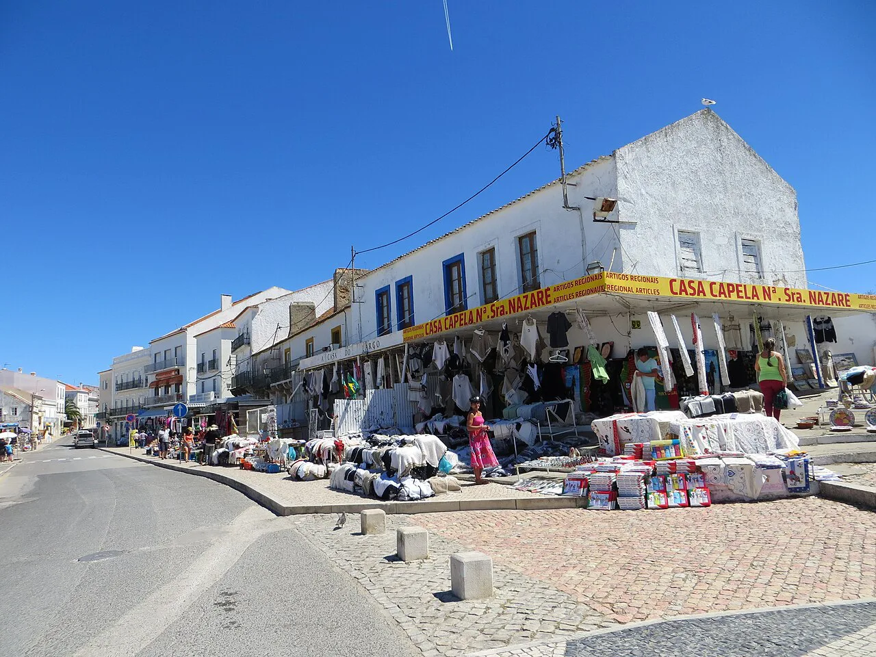 Stalls and shops on Rua 25 de Abril in Nazaré.
