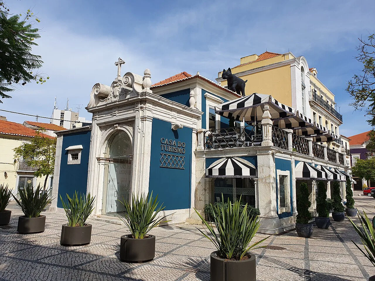 The Casa do Turismo building on a paved square in central Setúbal.