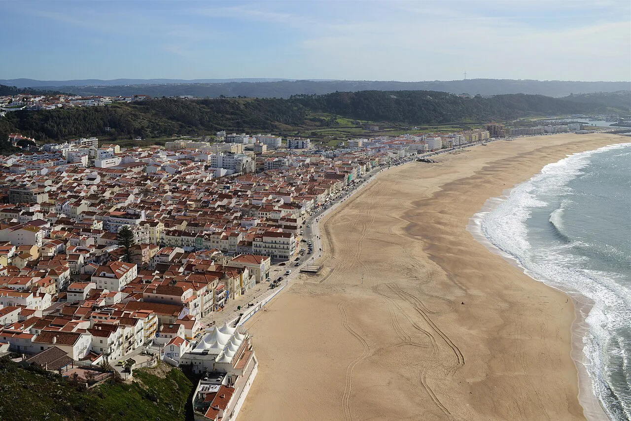 The beach and town of Nazaré seen from the old quarter of Sítio.