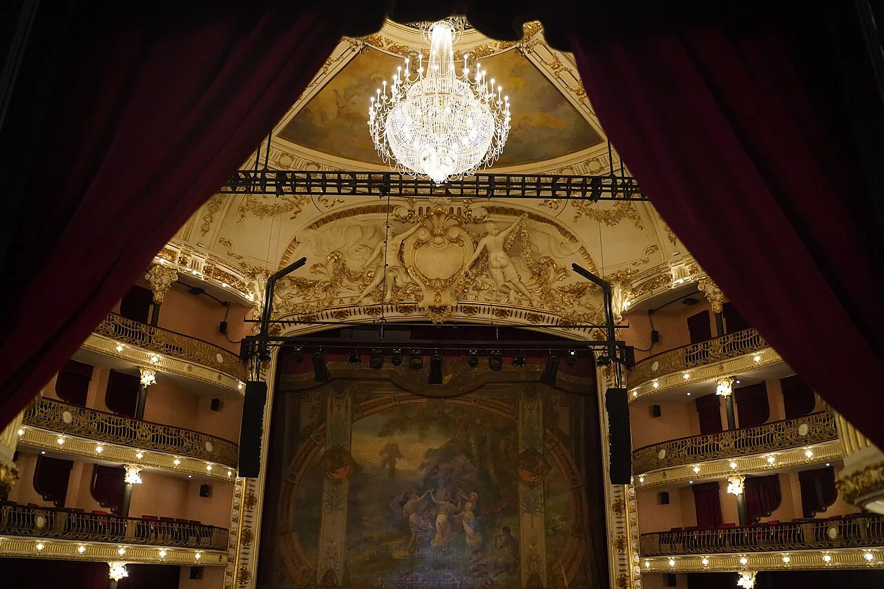 The auditorium and chandelier of the Theatro Circo in Braga.