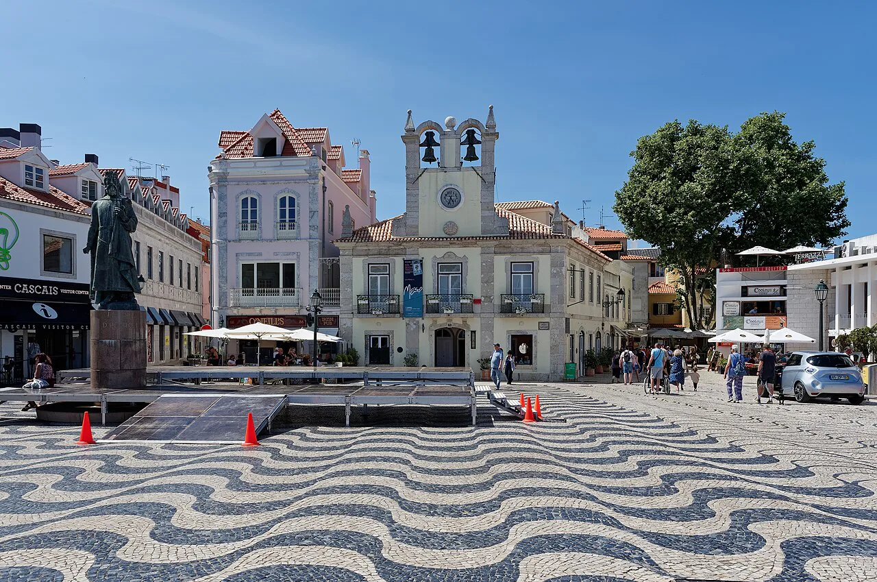 Praça 5 de Outubro in Cascais, with its wave-patterned pavement and the statue of King Peter I.