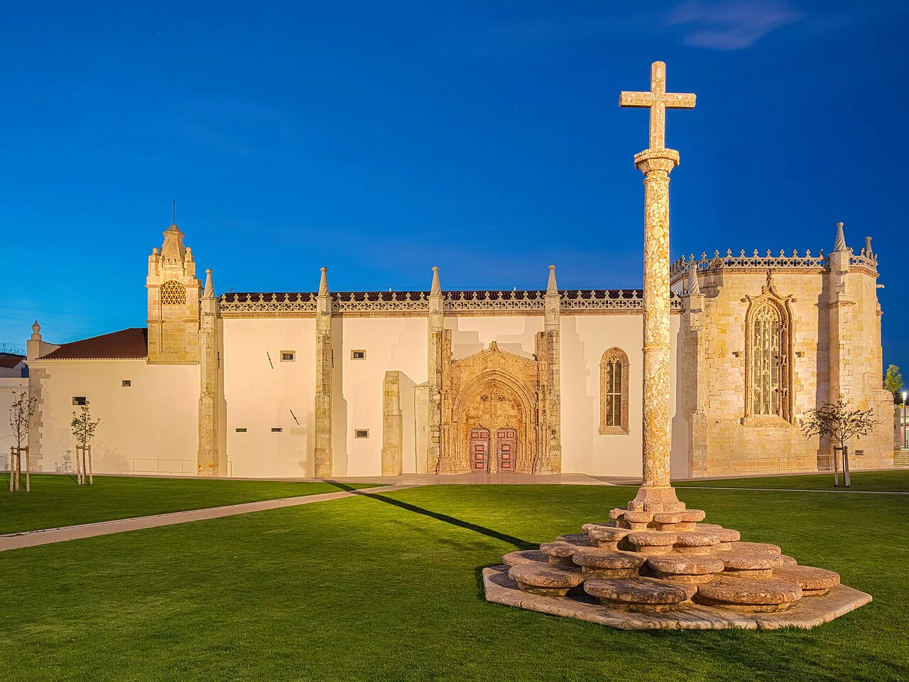 The Cruzeiro de Setúbal wayside cross in front of the Monastery of Jesus in Setúbal.