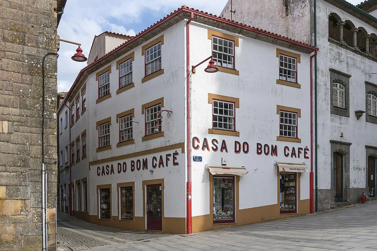 The Casa do Bom Café building on a street corner in Guarda.