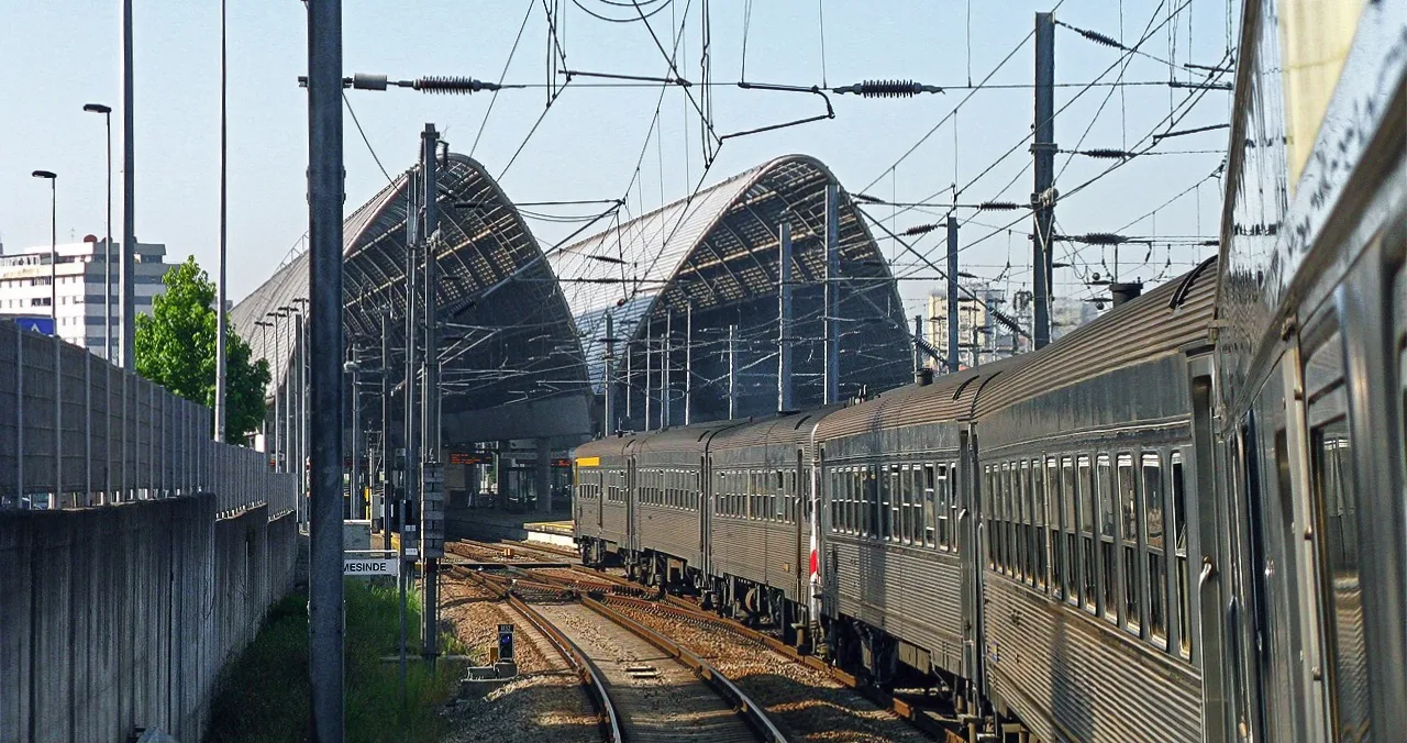 A Comboios de Portugal train at Ermesinde station.