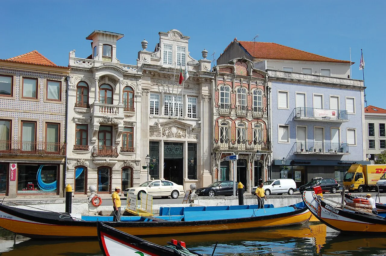The Arte Nova Casa da Cooperativa Agrícola and traditional boats on the canal in Aveiro.