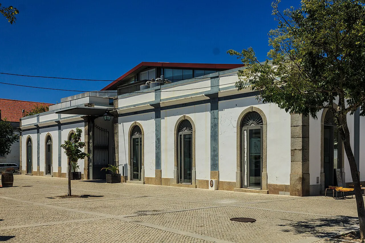 The arcaded Mercado Municipal in Évora.