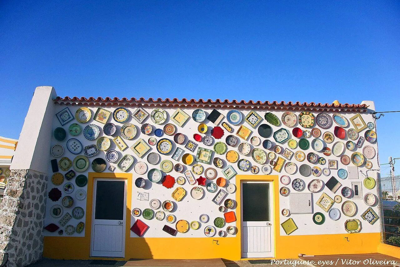 A house in Sagres with its facade covered in decorative ceramic plates.