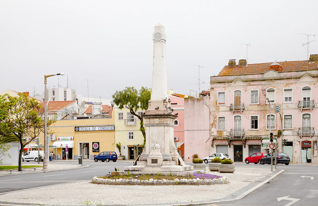 A square with a monument on Avenida Combatentes da Grande Guerra in Setúbal.