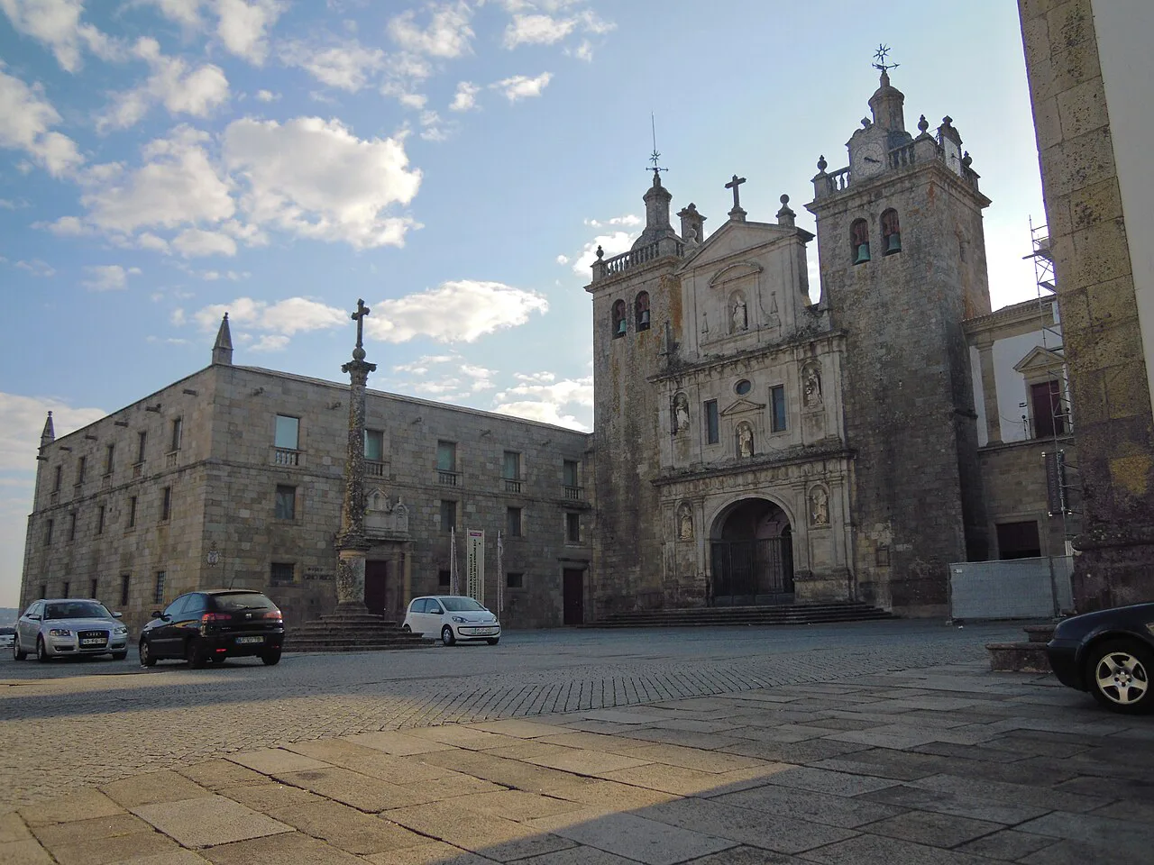 Viseu Cathedral and its square.