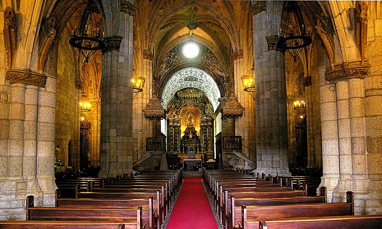 The nave of Viseu Cathedral.