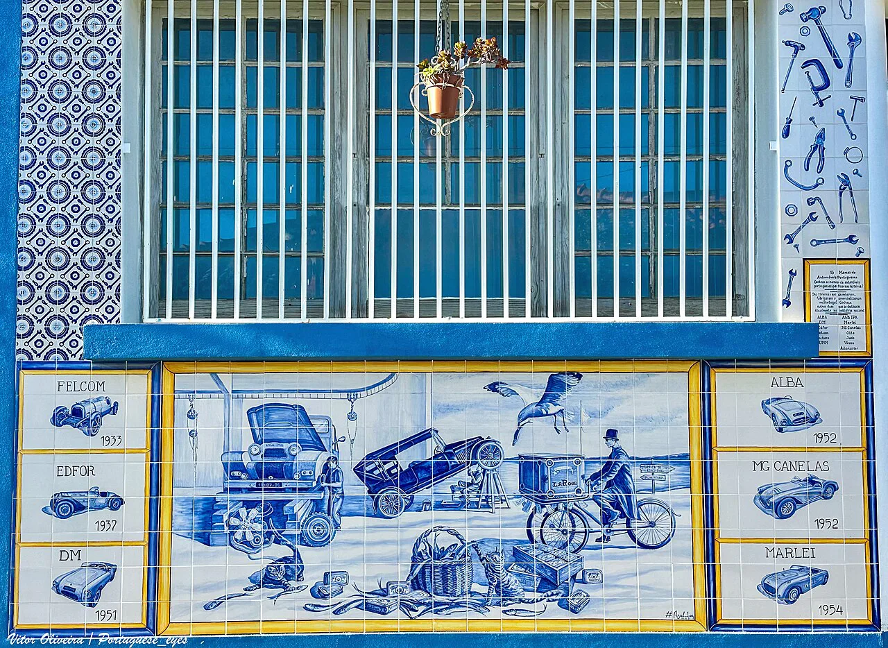 Azulejo panels on the frontage of the Oficina Vida à Portuguesa in Portimão.